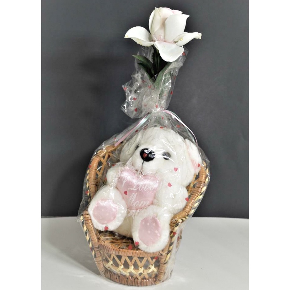 I Love Mom White Bear Sitting in a Wicker Chair Holding a Pink Heart NEW